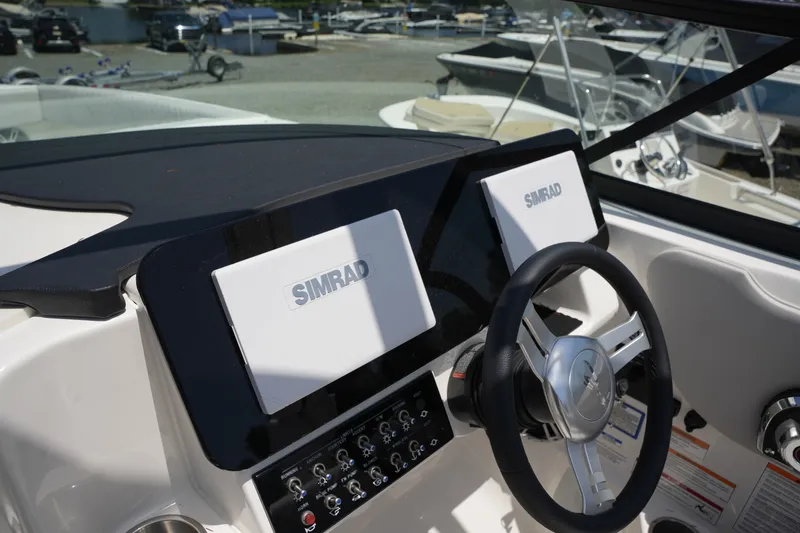 Slide: The Image of Sea Ray SDX 270 2026 - 18