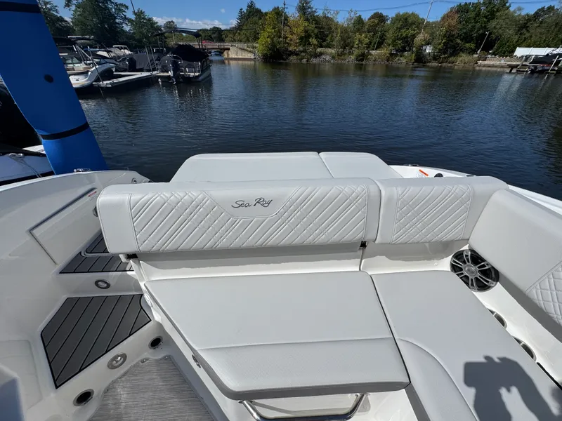 Slide: The Image of Sea Ray SDX 270 2026 - 6