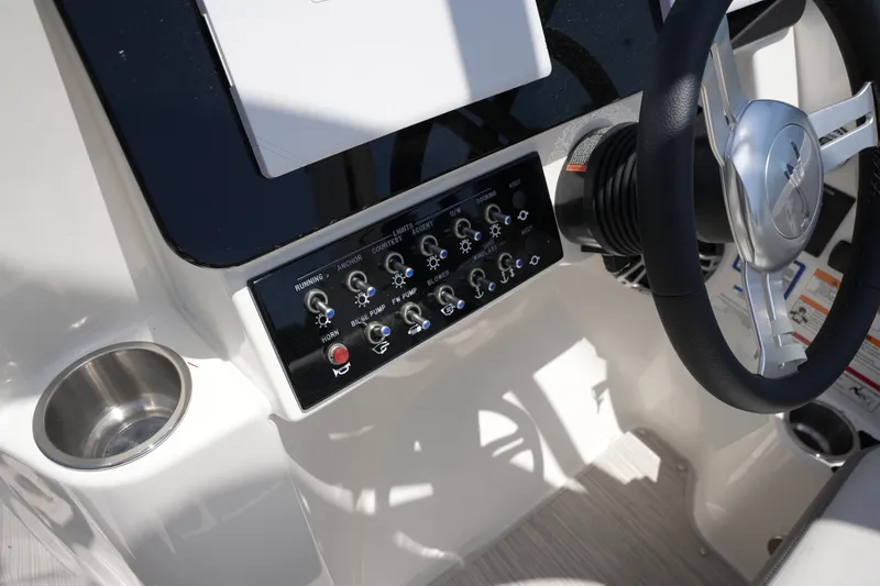 Slide: The Image of Sea Ray SDX 270 2026 - 17