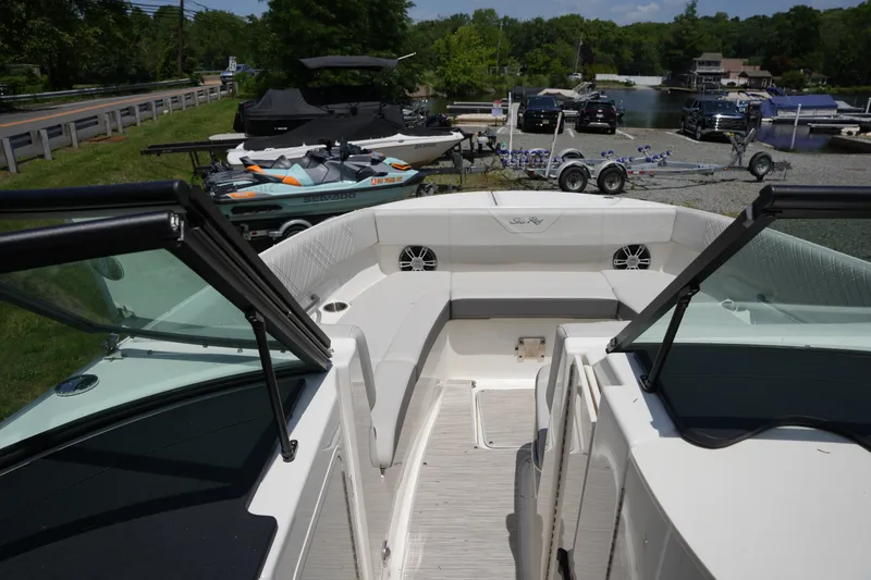 Slide: The Image of Sea Ray SDX 270 2026 - 26