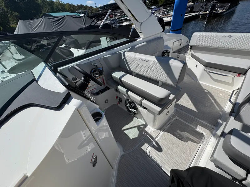 Slide: The Image of Sea Ray SDX 270 2026 - 8