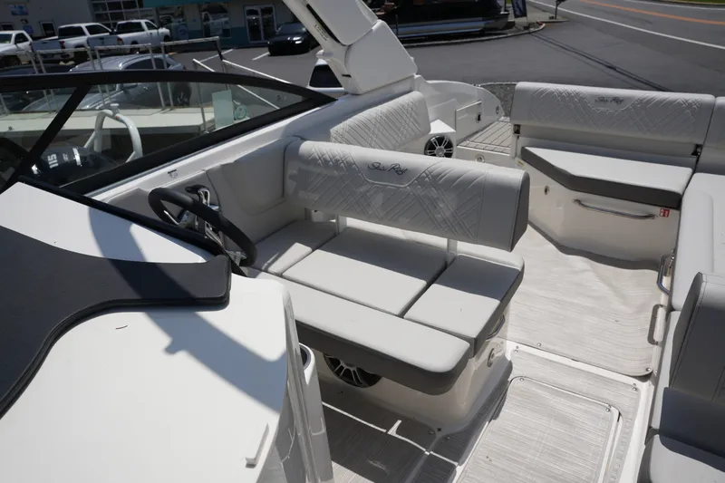 Slide: The Image of Sea Ray SDX 270 2026 - 15