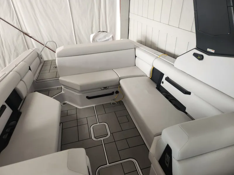 Slide: The Image of Aviara AV28 Surf 2024 - 12