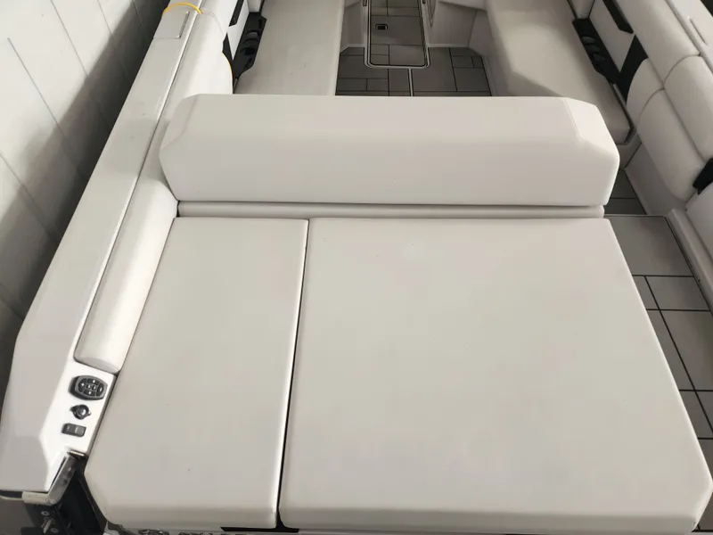 Slide: The Image of Aviara AV28 Surf 2024 - 7