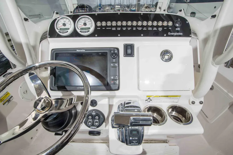 Slide: The Image of Everglades 230 Center Console 2014 - 9