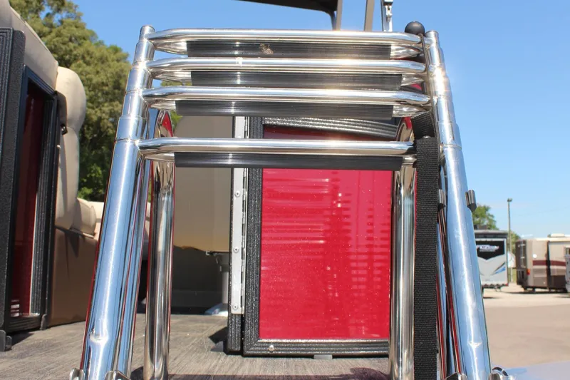 Slide: The Image of 2023 Crest Classic 200 LX L boat ladder and deck details. - 29