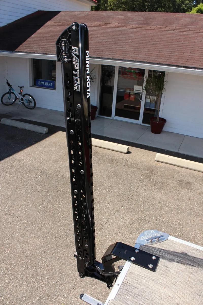 Slide: The Image of 2023 Crest Classic 200 LX L with Minn Kota Raptor shallow water anchor. - 9