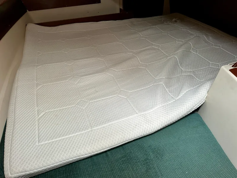 Slide: The Image of Cabin bed with white mattress in 2000 Beneteau Oceanis 321 sailboat. - 18