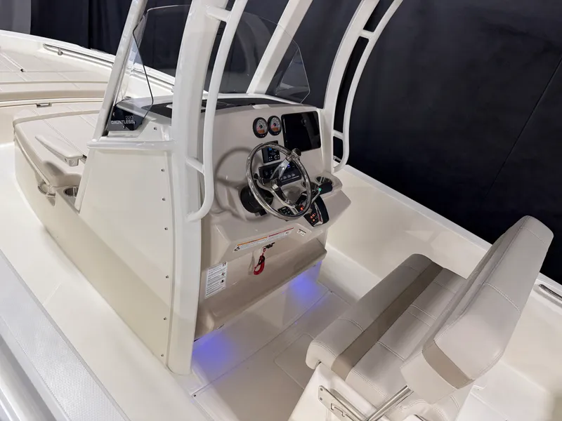 Slide: The Image of Boston Whaler 220 Dauntless 2026 - 10