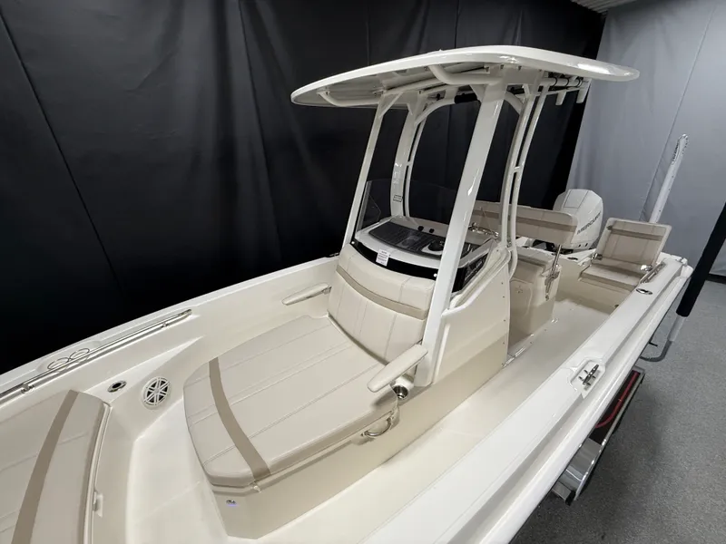 Slide: The Image of Boston Whaler 220 Dauntless 2026 - 11