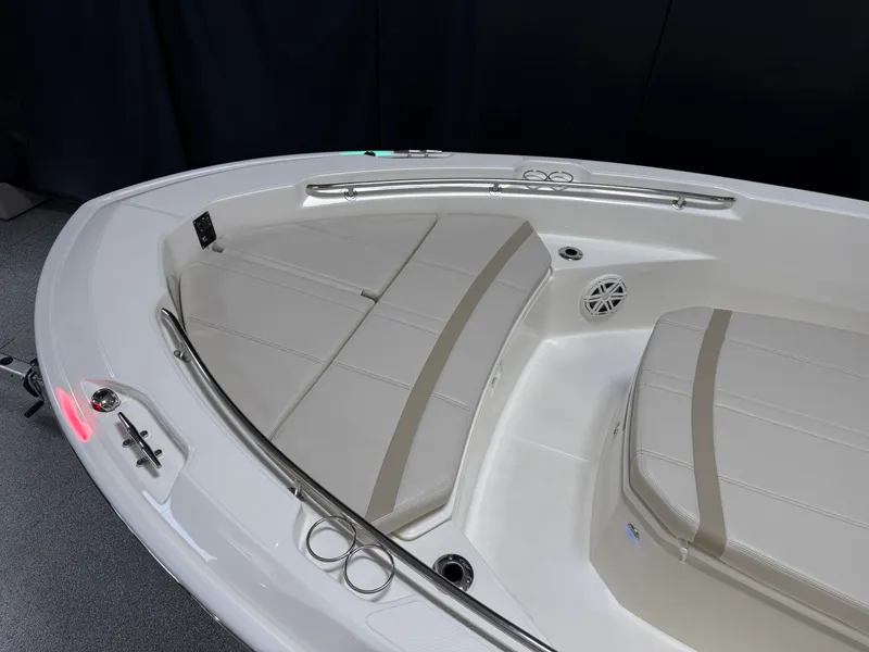 Slide: The Image of Boston Whaler 220 Dauntless 2026 - 12