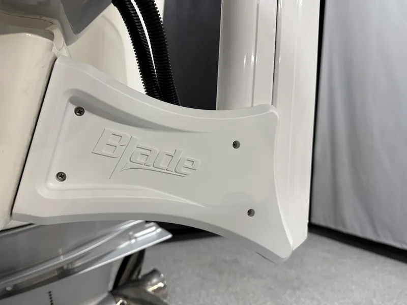 Slide: The Image of Boston Whaler 220 Dauntless 2026 - 13