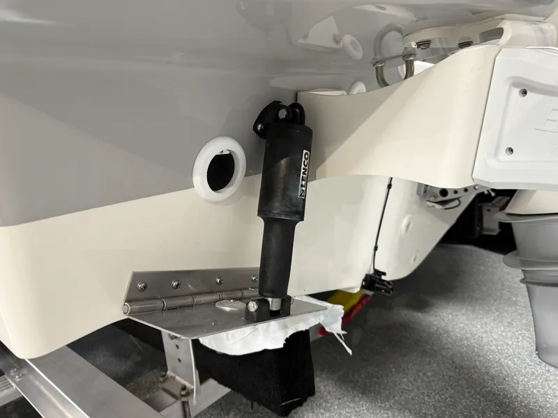 Slide: The Image of Boston Whaler 220 Dauntless 2026 - 14