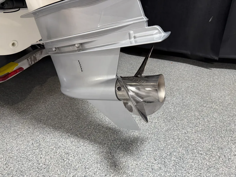 Slide: The Image of Boston Whaler 220 Dauntless 2026 - 15