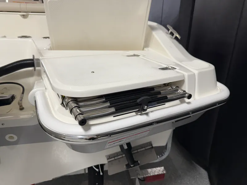 Slide: The Image of Boston Whaler 220 Dauntless 2026 - 17