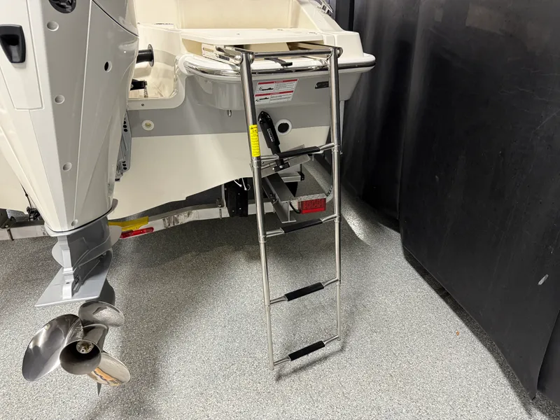 Slide: The Image of Boston Whaler 220 Dauntless 2026 - 18