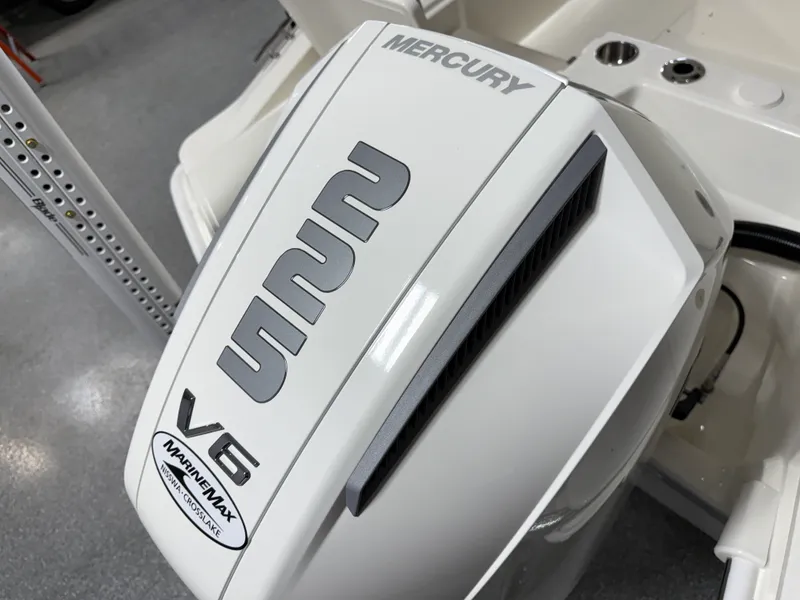 Slide: The Image of Boston Whaler 220 Dauntless 2026 - 19