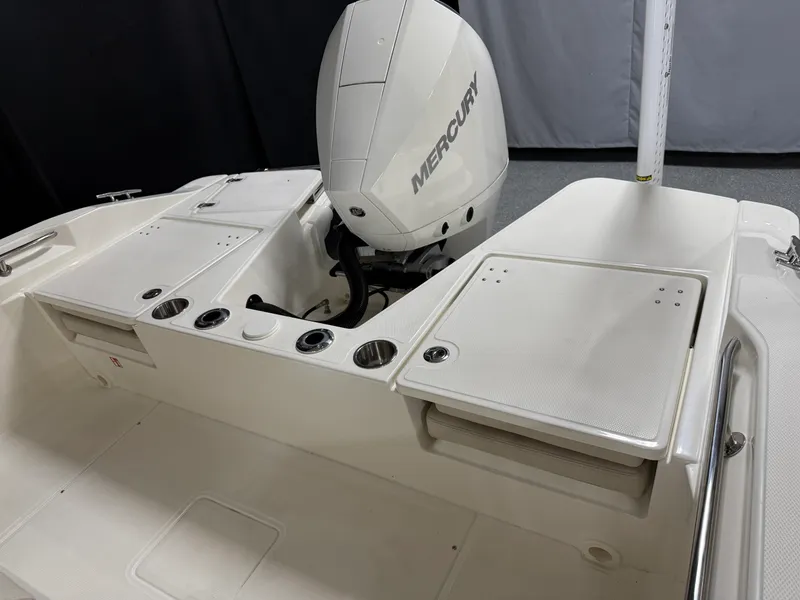 Slide: The Image of Boston Whaler 220 Dauntless 2026 - 21