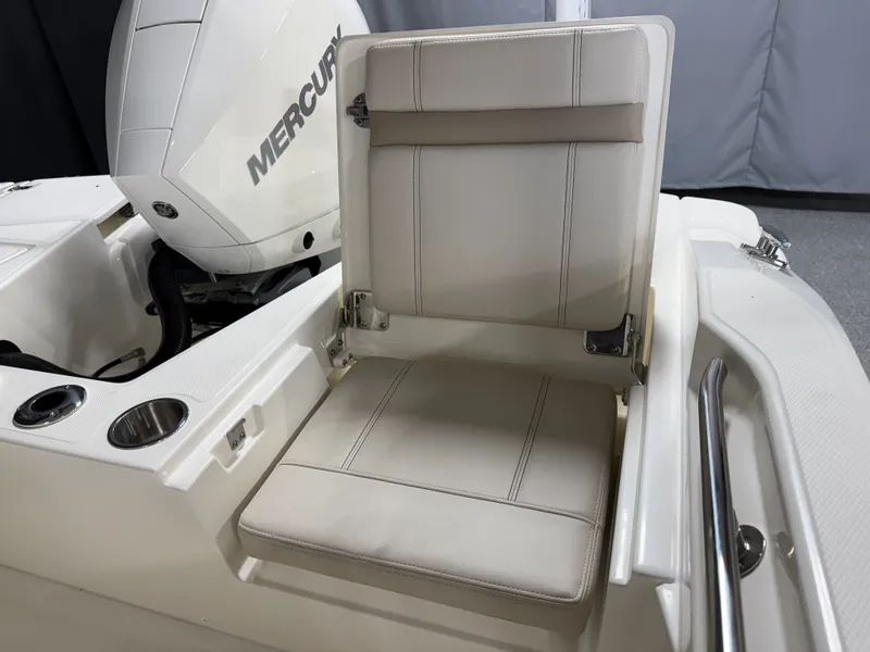 Slide: The Image of Boston Whaler 220 Dauntless 2026 - 22
