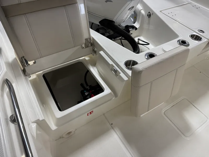 Slide: The Image of Boston Whaler 220 Dauntless 2026 - 25