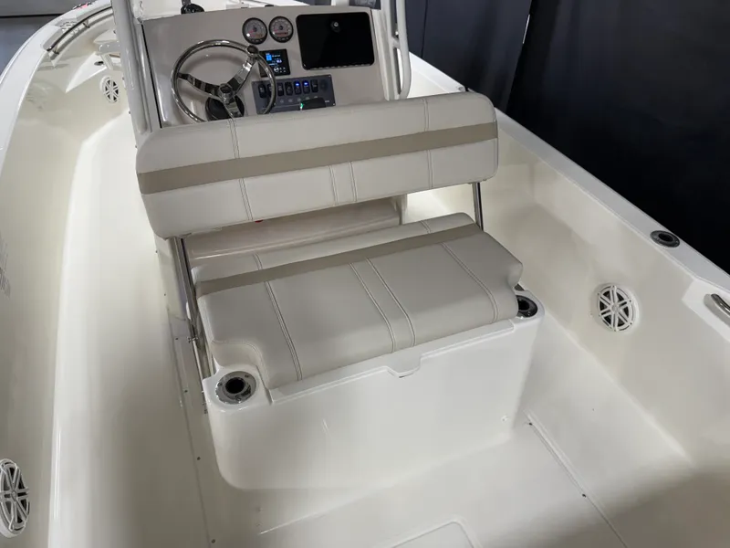 Slide: The Image of Boston Whaler 220 Dauntless 2026 - 27