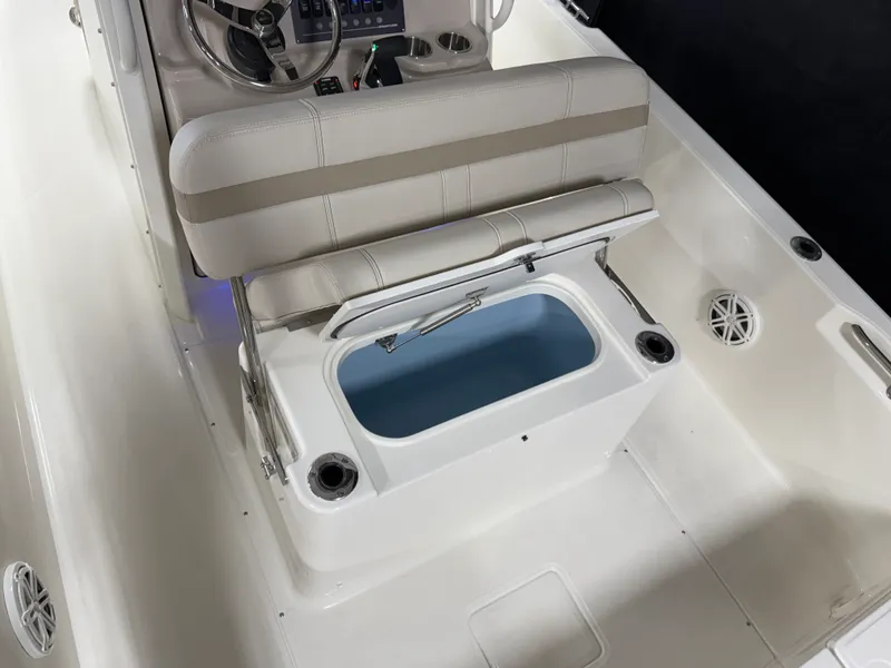 Slide: The Image of Boston Whaler 220 Dauntless 2026 - 28