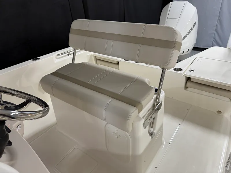 Slide: The Image of Boston Whaler 220 Dauntless 2026 - 29