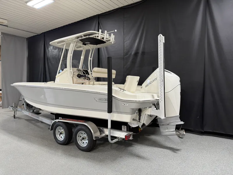 Slide: The Image of Boston Whaler 220 Dauntless 2026 - 3