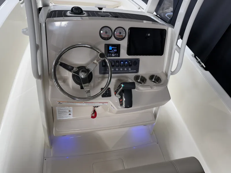 Slide: The Image of Boston Whaler 220 Dauntless 2026 - 30