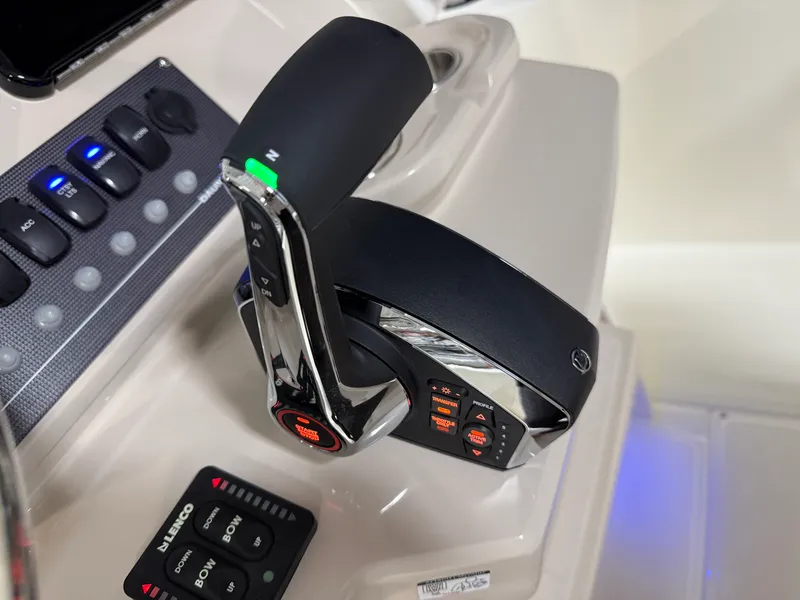 Slide: The Image of Boston Whaler 220 Dauntless 2026 - 34