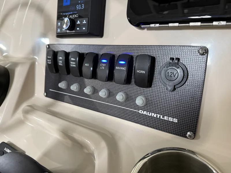 Slide: The Image of Boston Whaler 220 Dauntless 2026 - 36