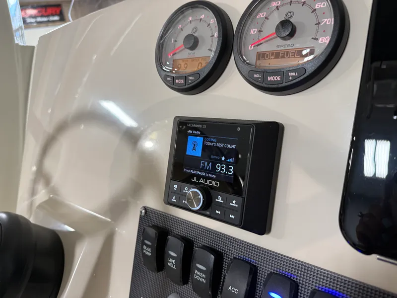 Slide: The Image of Boston Whaler 220 Dauntless 2026 - 37