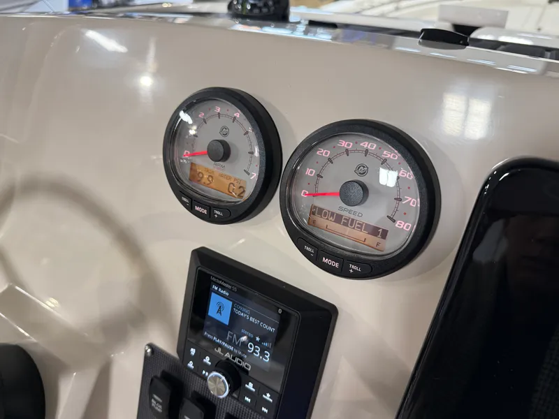 Slide: The Image of Boston Whaler 220 Dauntless 2026 - 38