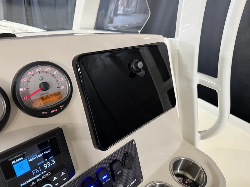 Slide: The Image of Boston Whaler 220 Dauntless 2026 - 39