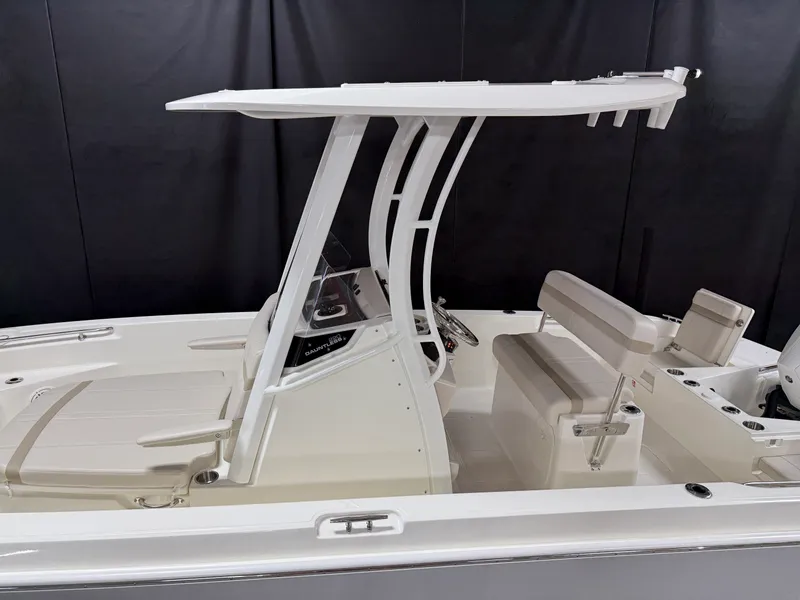 Slide: The Image of Boston Whaler 220 Dauntless 2026 - 4