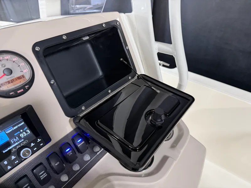 Slide: The Image of Boston Whaler 220 Dauntless 2026 - 40