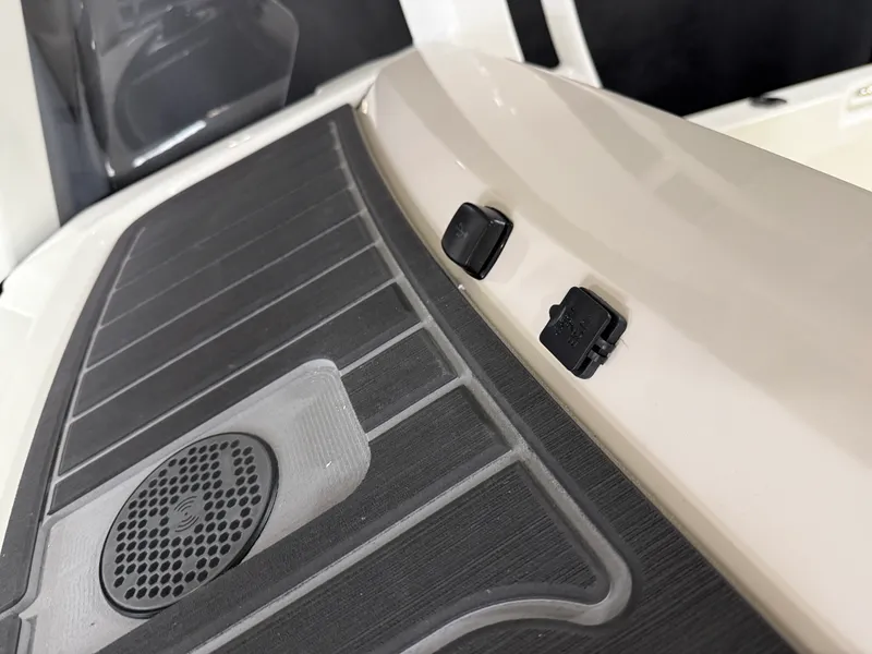 Slide: The Image of Boston Whaler 220 Dauntless 2026 - 42