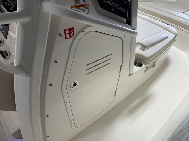 Slide: The Image of Boston Whaler 220 Dauntless 2026 - 43