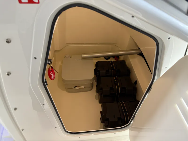 Slide: The Image of Boston Whaler 220 Dauntless 2026 - 44