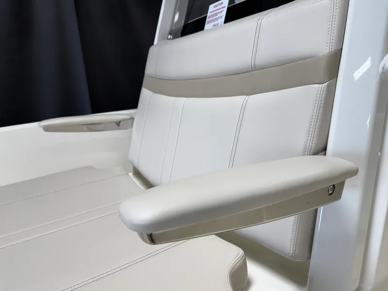 Slide: The Image of Boston Whaler 220 Dauntless 2026 - 47