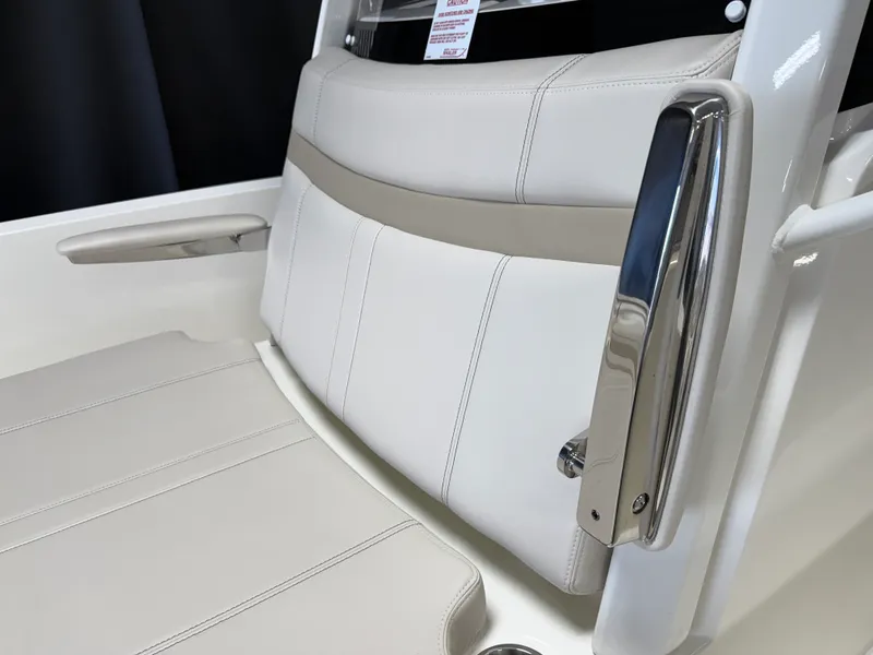 Slide: The Image of Boston Whaler 220 Dauntless 2026 - 48