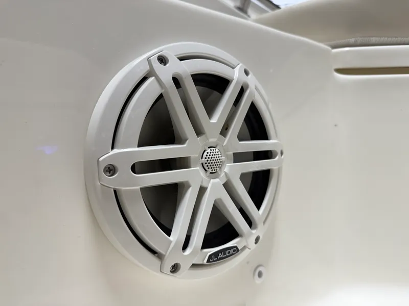 Slide: The Image of Boston Whaler 220 Dauntless 2026 - 49