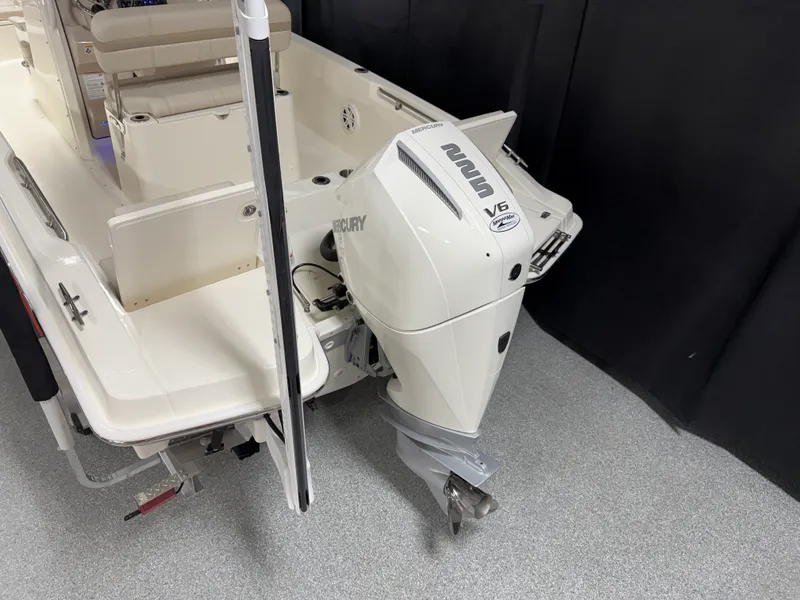 Slide: The Image of Boston Whaler 220 Dauntless 2026 - 5