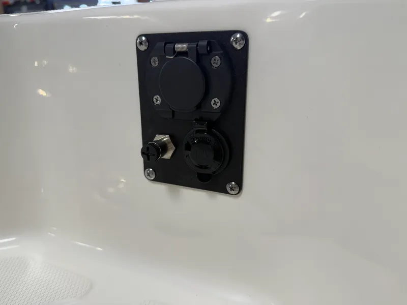 Slide: The Image of Boston Whaler 220 Dauntless 2026 - 55