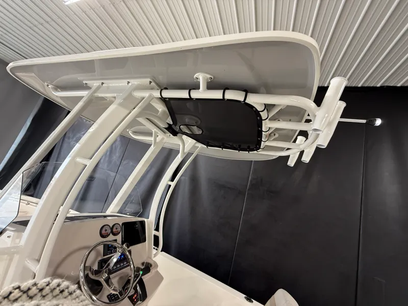 Slide: The Image of Boston Whaler 220 Dauntless 2026 - 58