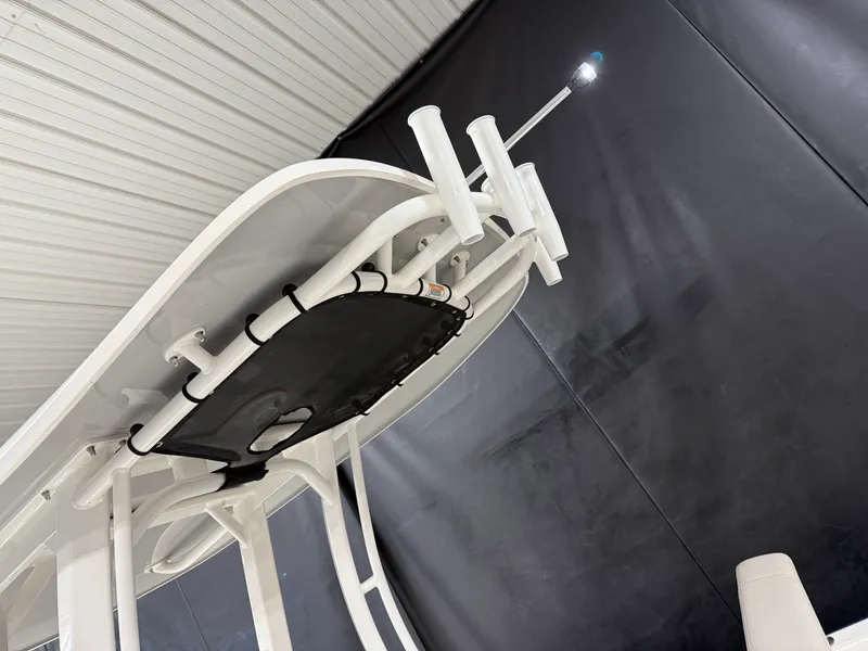 Slide: The Image of Boston Whaler 220 Dauntless 2026 - 59