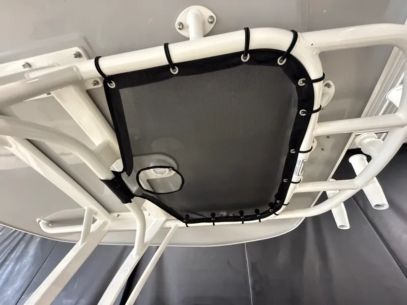 Slide: The Image of Boston Whaler 220 Dauntless 2026 - 60