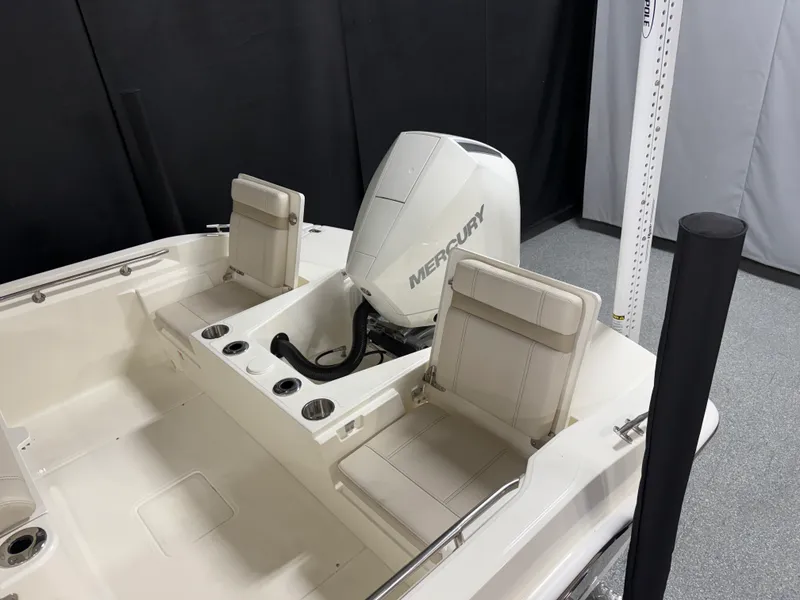 Slide: The Image of Boston Whaler 220 Dauntless 2026 - 7