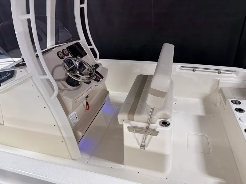 Slide: The Image of Boston Whaler 220 Dauntless 2026 - 8