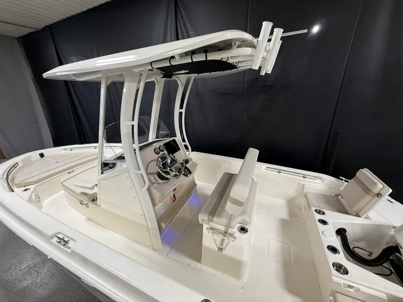 Slide: The Image of Boston Whaler 220 Dauntless 2026 - 9